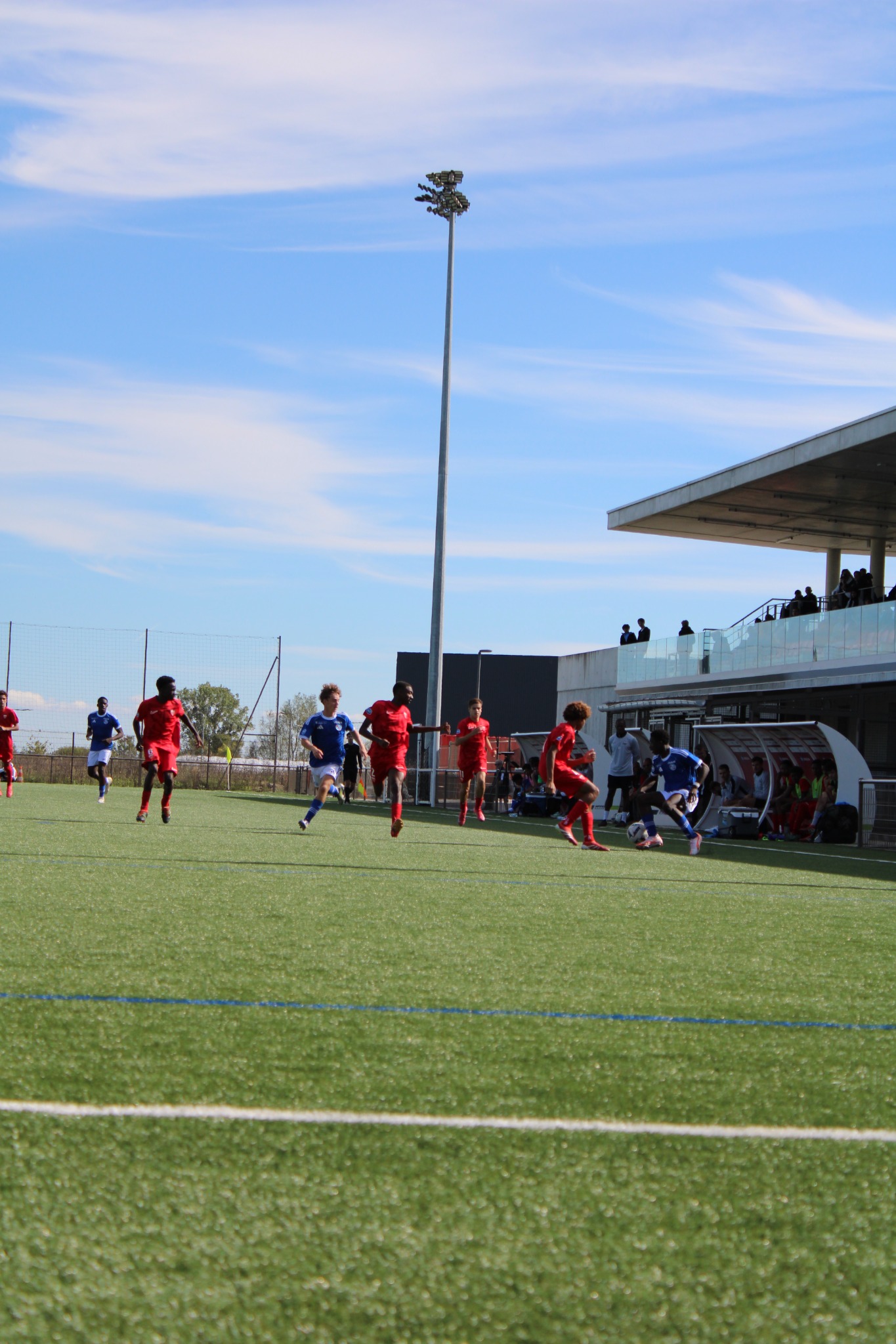 Action de football sur le terrain, photographiée par Thibz Pics